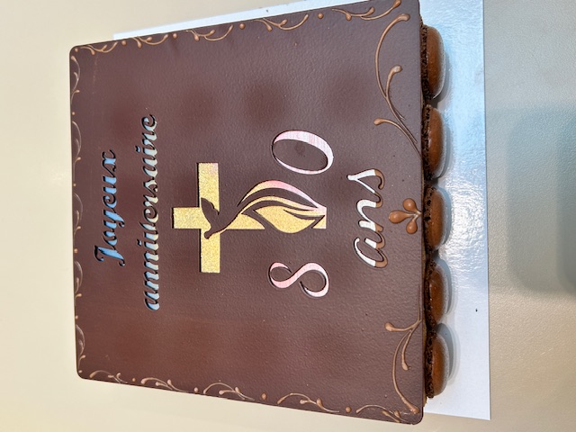 illustration pour le produit gâteau anniversaire et décor chocolat 80 ans