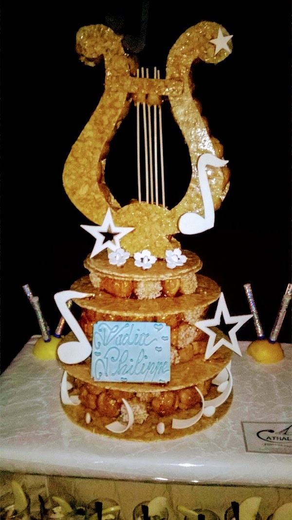 illustration pour le produit Lyre en choux et nougatine