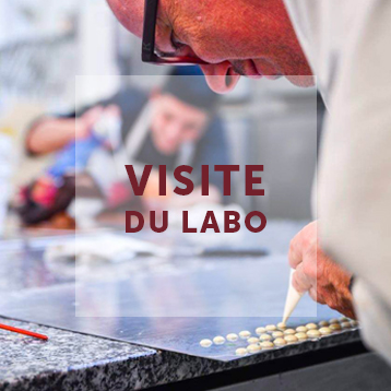 fond coloré avec inscription Visite du labo
